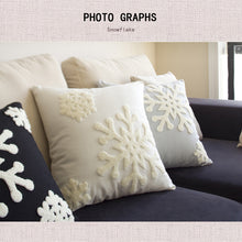 Load image into Gallery viewer, Snowflake Print Pillowcase

