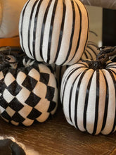 Load image into Gallery viewer, Black/White Pumpkins
