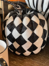 Load image into Gallery viewer, Black/White Pumpkins
